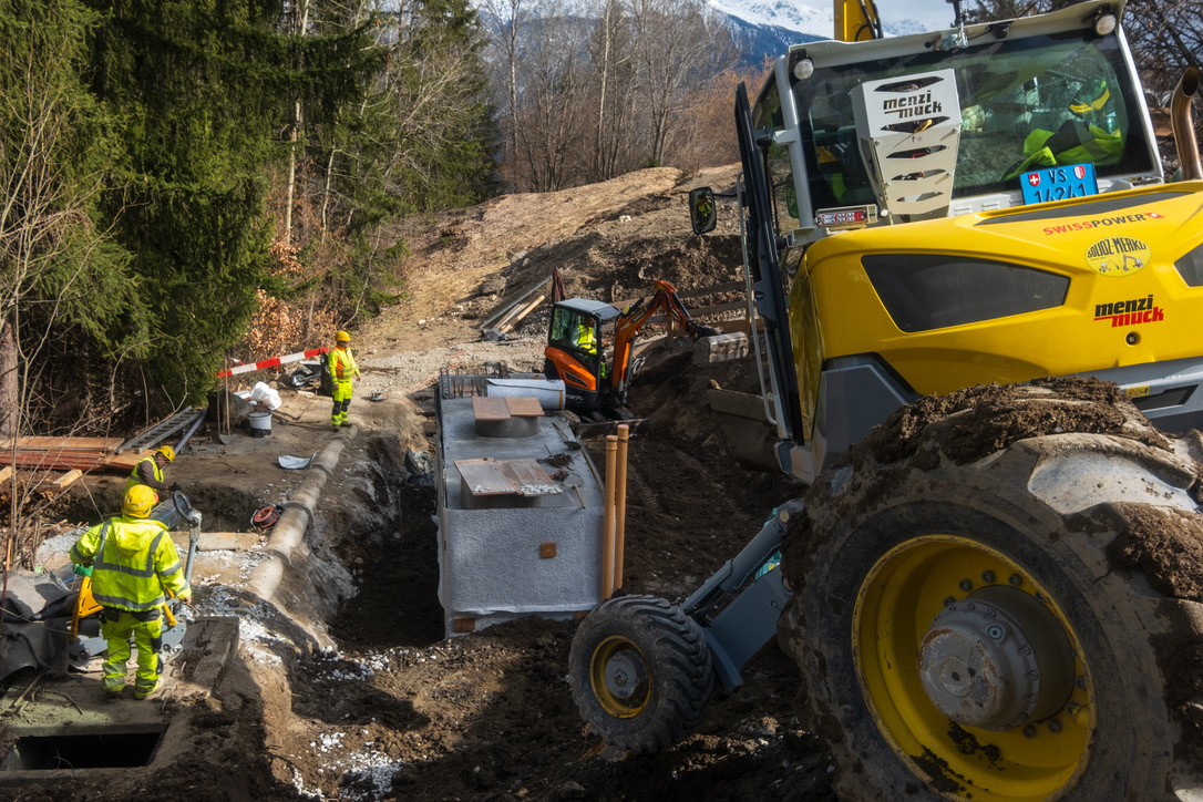 Chantier de génie civil avec une pelle Menzi Muck